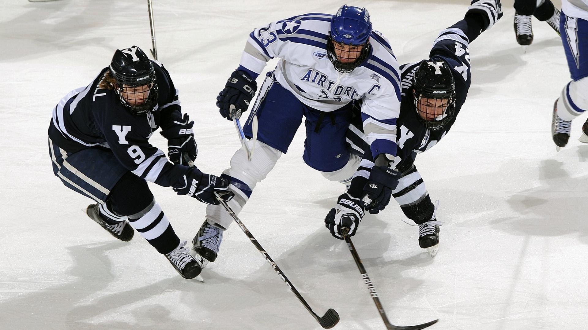 李娜主持青少年比赛颁奖仪式,青年演员李娜